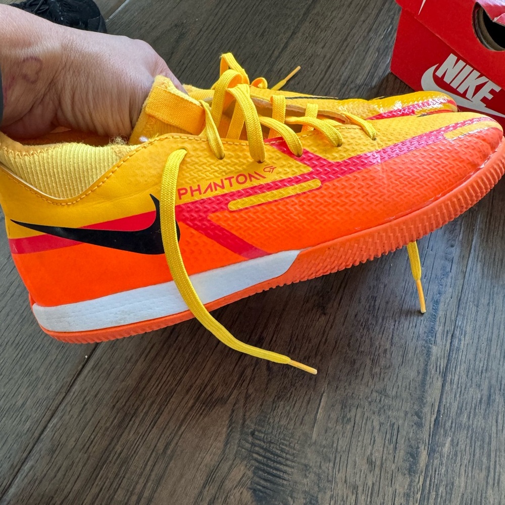Girls Nike Phantom indoor soccer cleats, size 2y